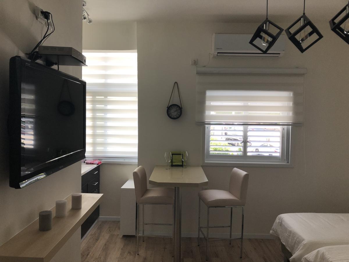 Studio Apartment In Bat-Yam Бат-Ям Екстер'єр фото